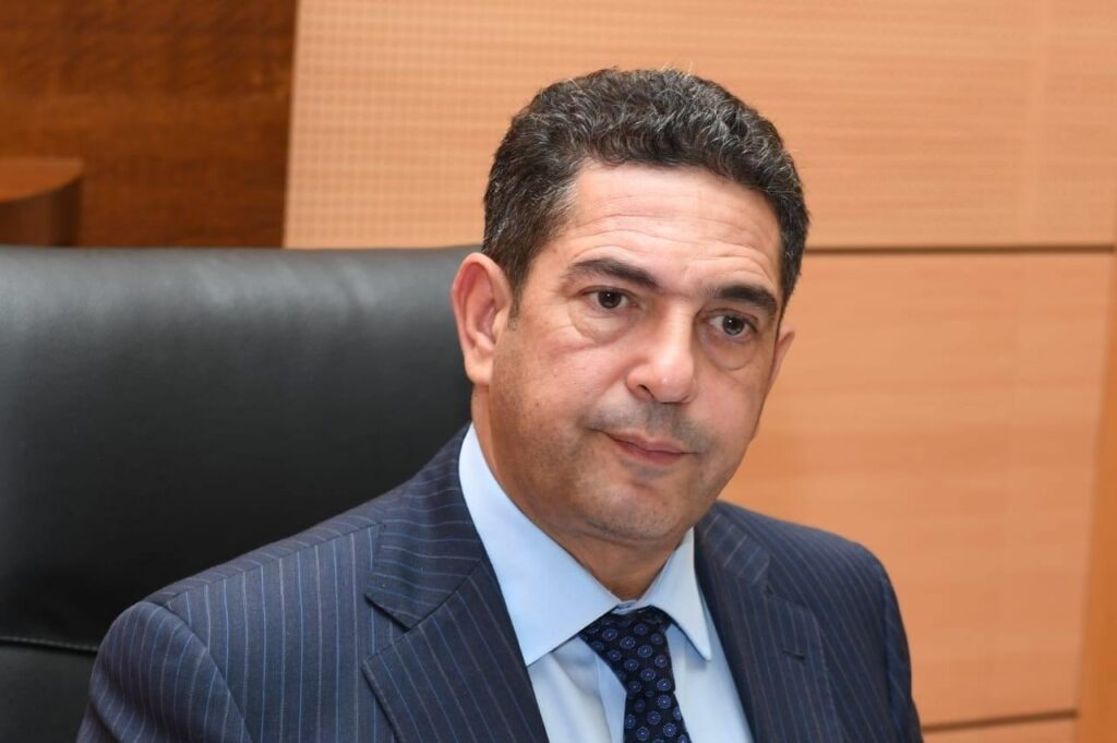 الأساتذة الجامعيون يتهمون أمزازي بإهمال ملفهم والاهتمام بـ”الصفقات العمومية”