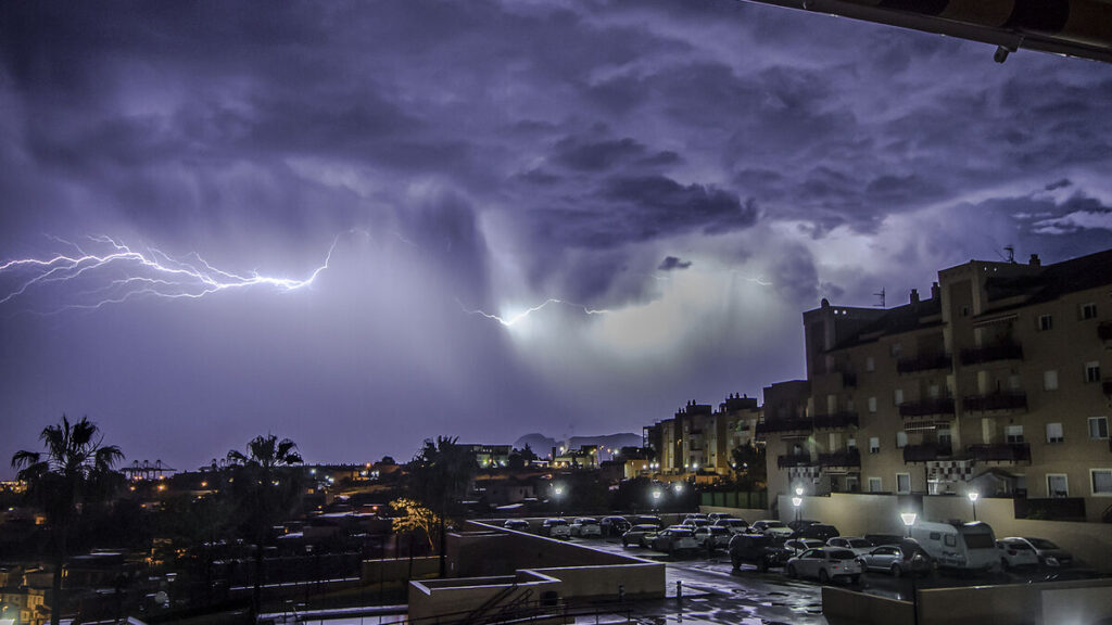 رياح قوية وزخات مطرية الجمعة بأغلب مناطق البلاد