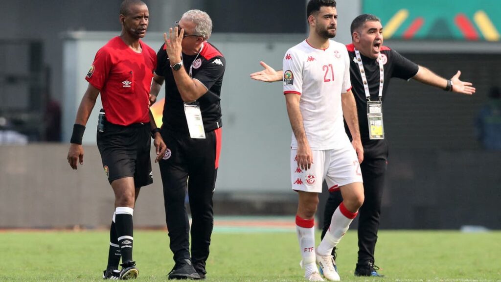 في قرار “غريب”.. حكم تونس ومالي يُنهي اللقاء قبل نهاية الوقت الرسمي