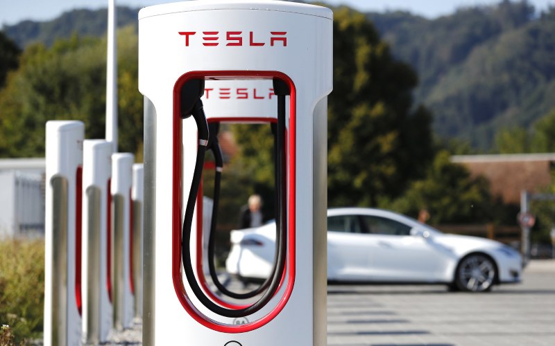 TESLA الأميركية تُدعم المغرب بـ12 جهاز شحن فائق السرعة