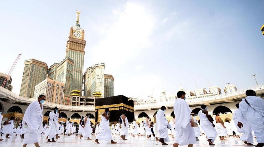 شرط الـ”65″ يُفرق “بين المرء وزوجه” بالحج والقضية بالبرلمان