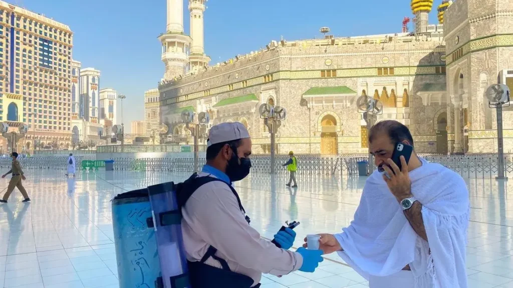 السعودية تمنع المسافرين من وضع عبوات ماء زمزم بحقائبهم