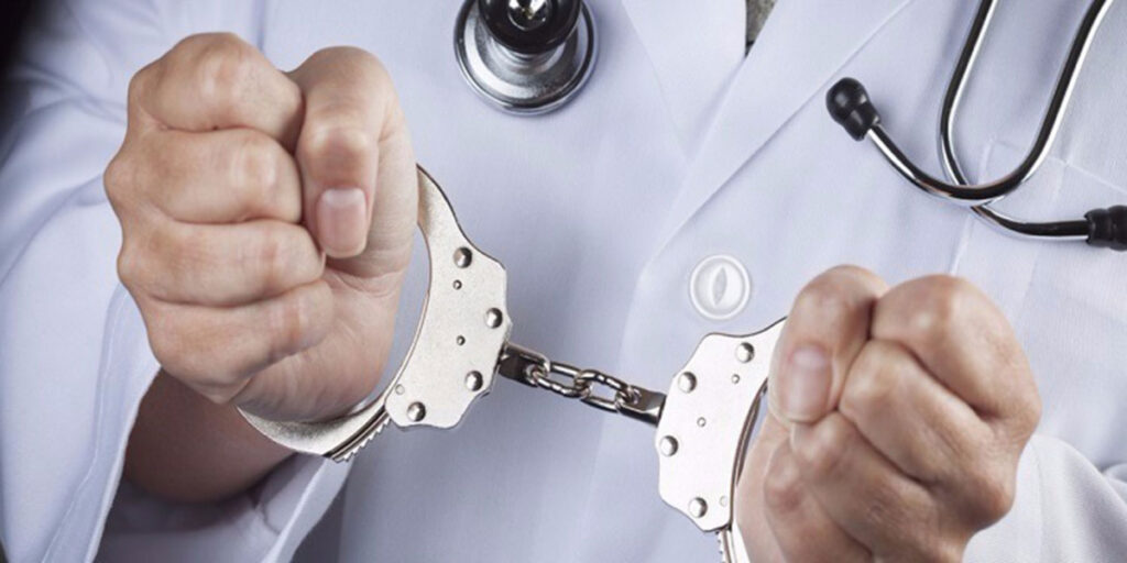 لتورطه في “الابتزاز والقتل الخطأ”.. الفرقة الوطنية تعتقل طبيب نساء وتوليد بالدار البيضاء