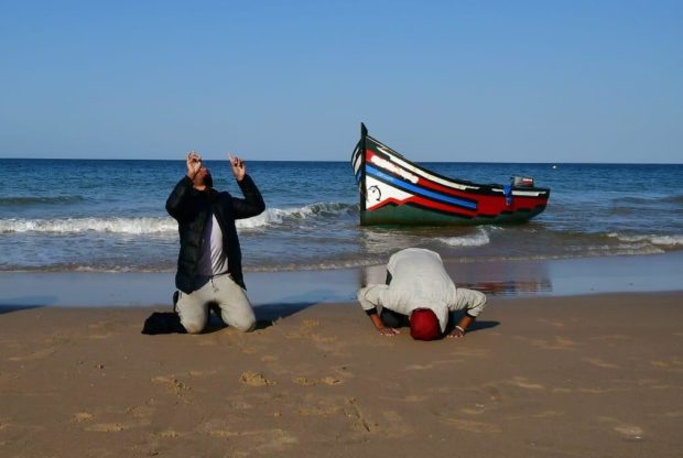 dos pateras llegan a la playa de la victoria en cadiz en apenas dos horas 620x416 1 1