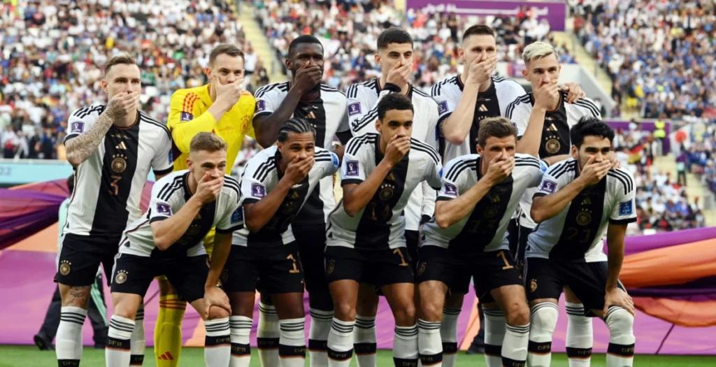 منتخب ألمانيا يتحدى “الفيفا”.. وزيرة الداخلية ارتدت “شارة المثليين” واللاعبون غطوا أفواههم