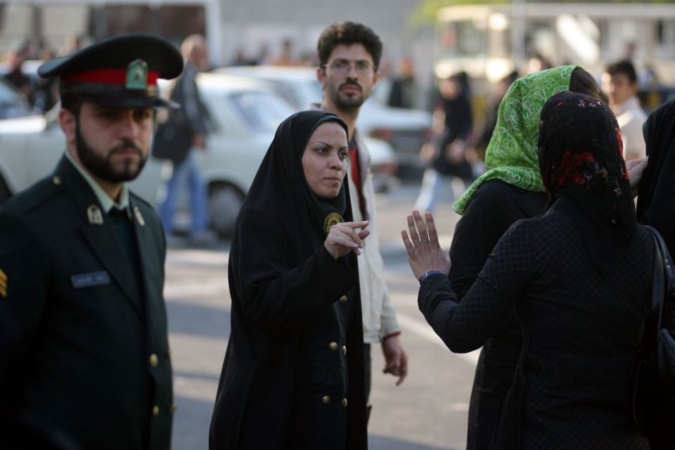 قرار مفاجئ تحت الضغط: إيران تعلن إلغاء “شرطة الأخلاق”