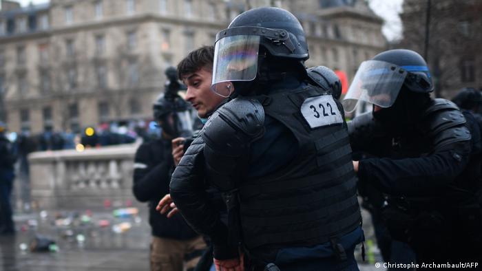 اعتداء الشرطة الفرنسية على المتظاهرين