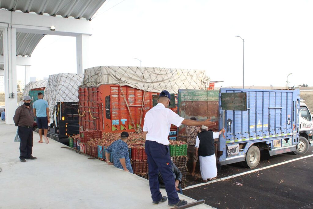 طنجة.. الشرطة الإدارية تمنع شاحنات الخضر من دخول المدينة
