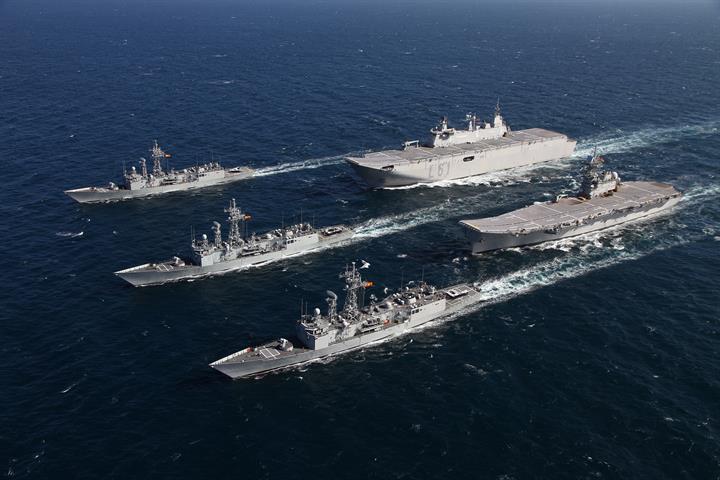 1. Formacion de buques en el acto de despedida del portaaviones R 11 Principe de Asturias