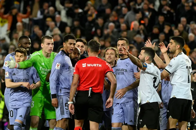 ماذا جرى للحكم. !؟ حادث غريب يحرم ريال مدريد من الفوز على بلنسية