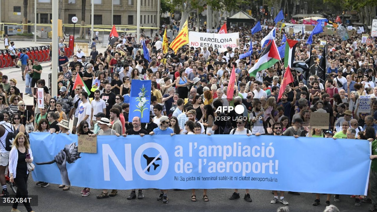 Miles se manifiestan en Barcelona contra el turismo masivo