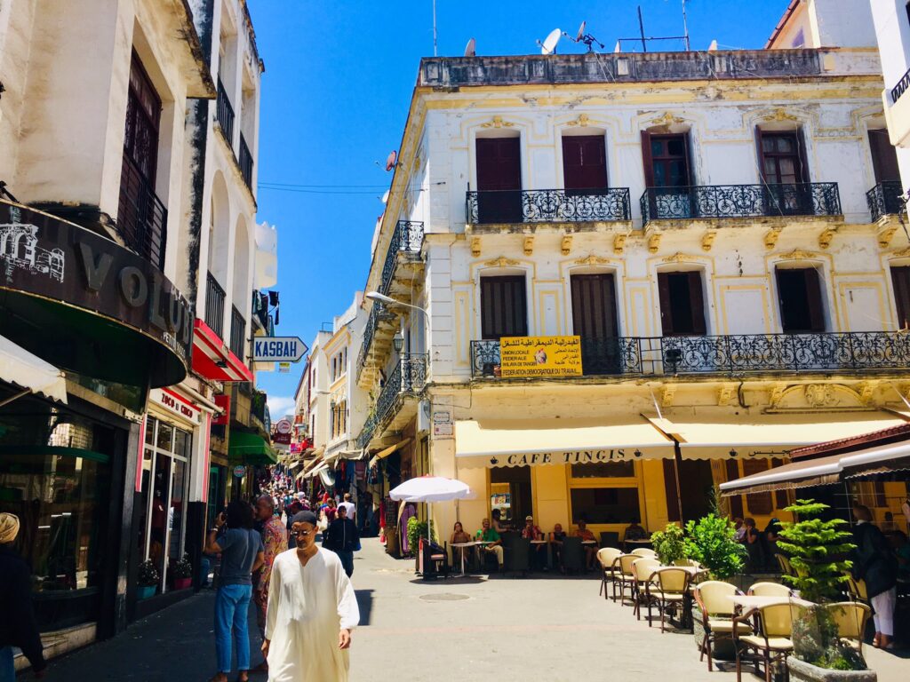 الدراجات النارية والمدمنون والمتسولون والمعتوهون يحاربون السياحة بالمدينة العتيقة بطنجة