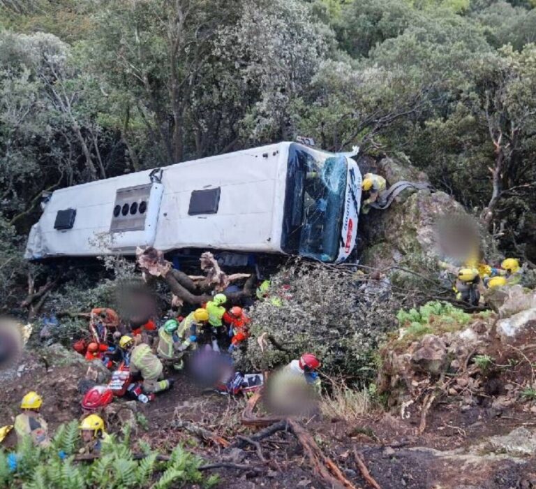 برشلونــة: إصابة 80 شخصًا في حادث اصطدام حافلة بسيارة وسقوطها في منحدر